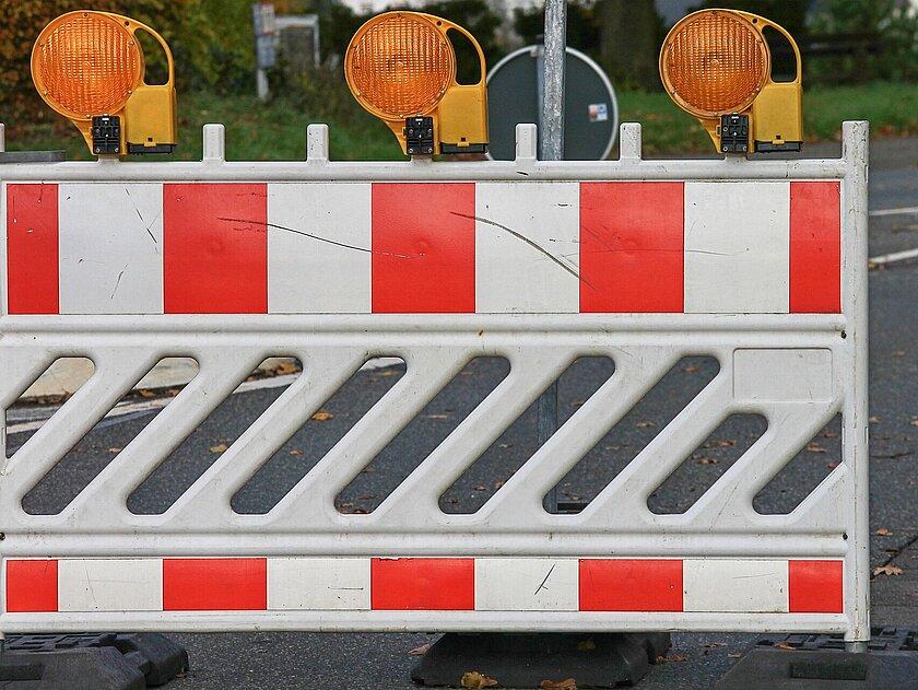 Eine Baustellenabsperrung auf der Straße. © Pixabay