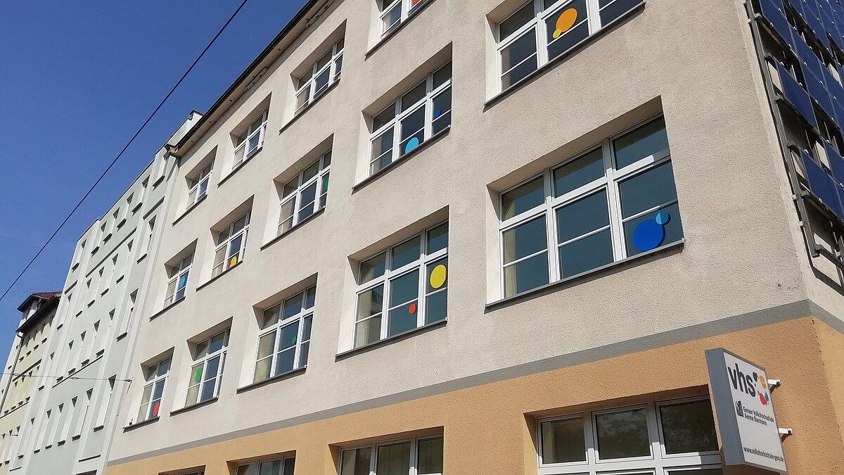 Fenster der Volkshochschule mit bunten Punkten. © Stadt Gera