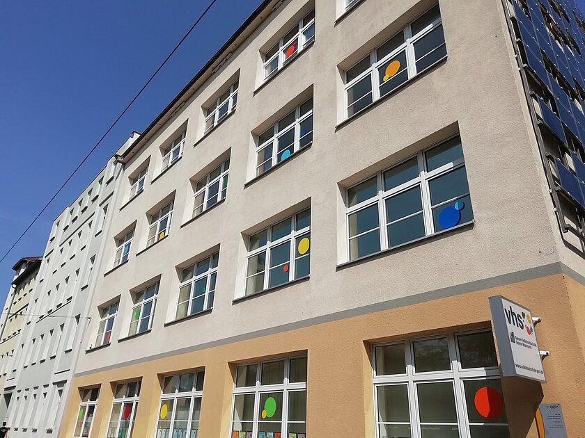 Fenster der Volkshochschule mit bunten Punkten. © Stadt Gera