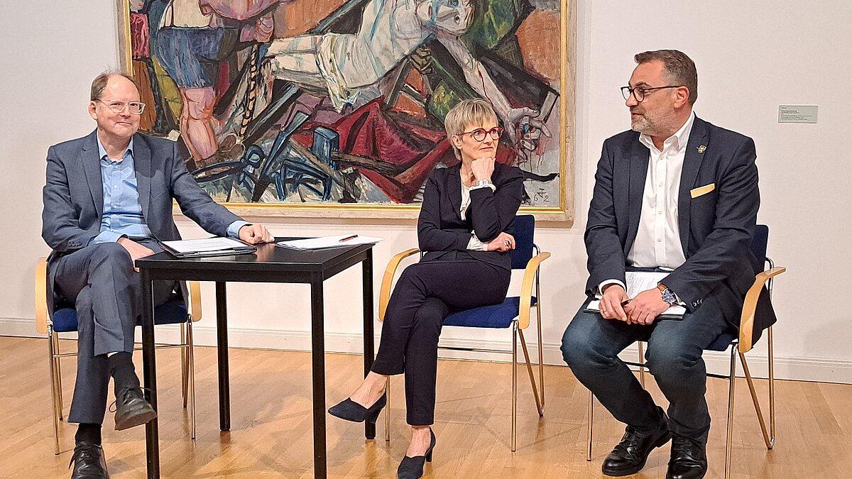 Julian Vonarb mit 2 Gästen, vor einem Kundstück aus dem Kunst- und Kulturmusuem. © Stadt Gera