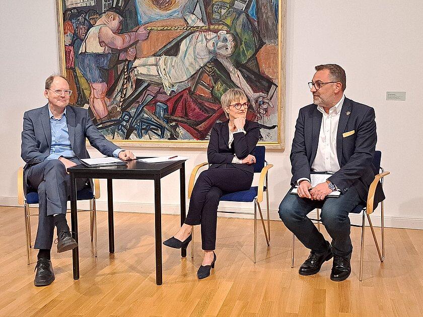 Julian Vonarb mit 2 Gästen, vor einem Kundstück aus dem Kunst- und Kulturmusuem