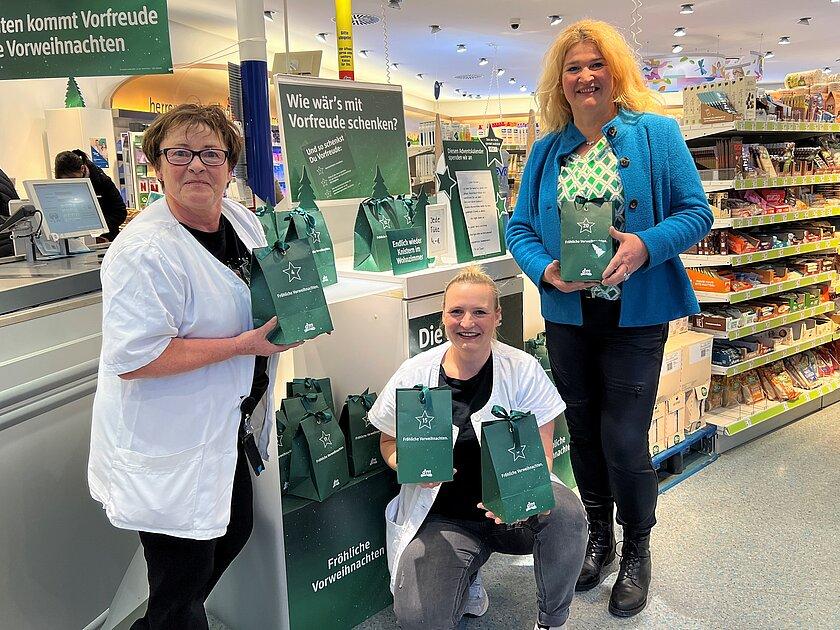 zwei Mitarbeiterinnen vom Drogeriemarkt gemeinsam mit Frau Dobler von der Ehrenamtszentrale stehen vor den Geschenketüten. © Stadt Gera