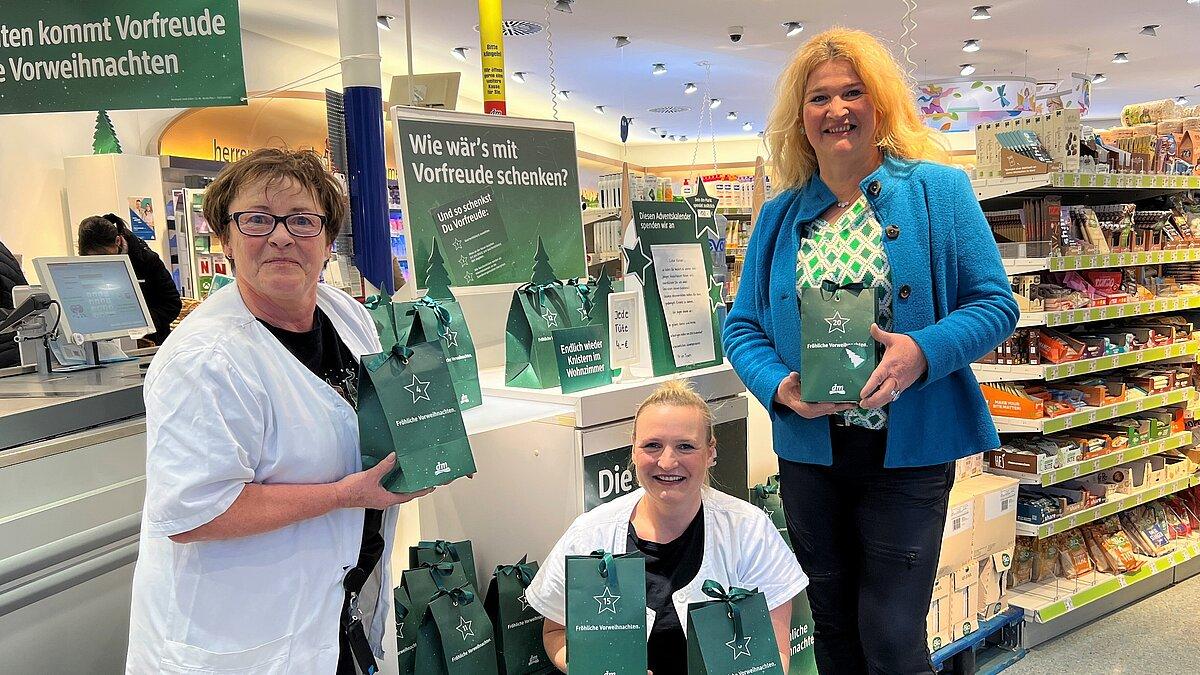 zwei Mitarbeiterinnen vom Drogeriemarkt gemeinsam mit Frau Dobler von der Ehrenamtszentrale stehen vor den Geschenketüten. © Stadt Gera