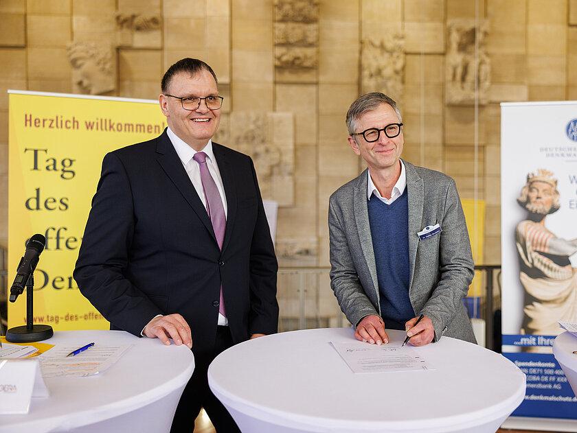 Oberbürgermeister Kurt Dannenberg und Dr. Steffen Skudelny, Vorstand der Deutschen Stiftung Denkmalschutz, bei der Pressekonferenz stehend an einem Tisch. © Björn Walther