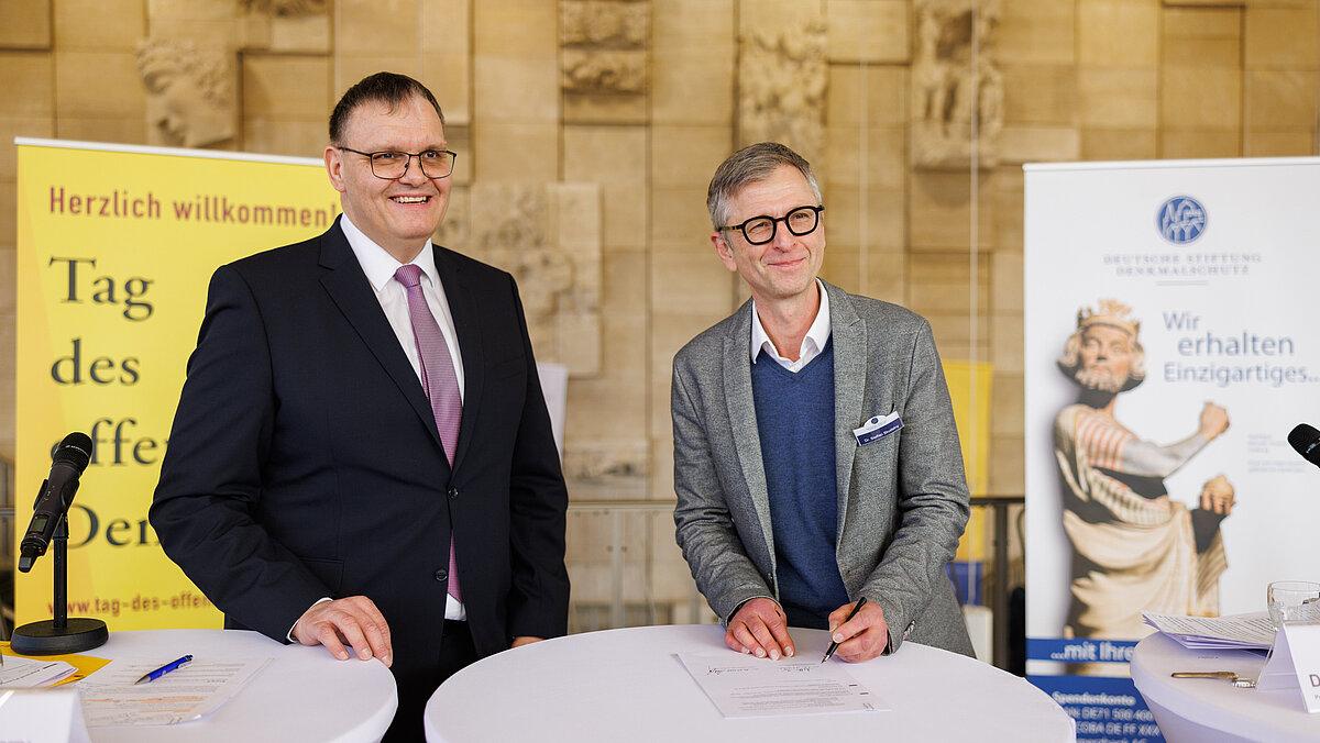 Oberbürgermeister Kurt Dannenberg und Dr. Steffen Skudelny, Vorstand der Deutschen Stiftung Denkmalschutz, bei der Pressekonferenz stehend an einem Tisch. © Björn Walther