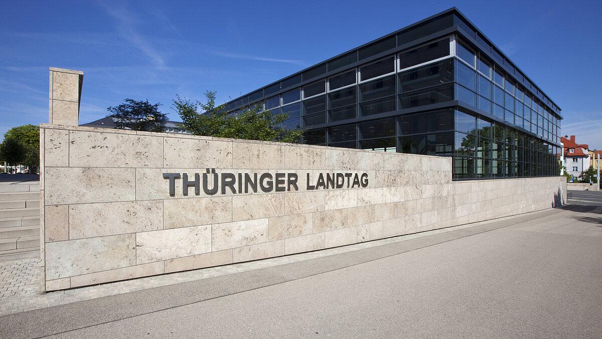 Foto vor dem Thüringer Landtag. © Thüringer Landtagsgebäude (@Michael Reichel)
