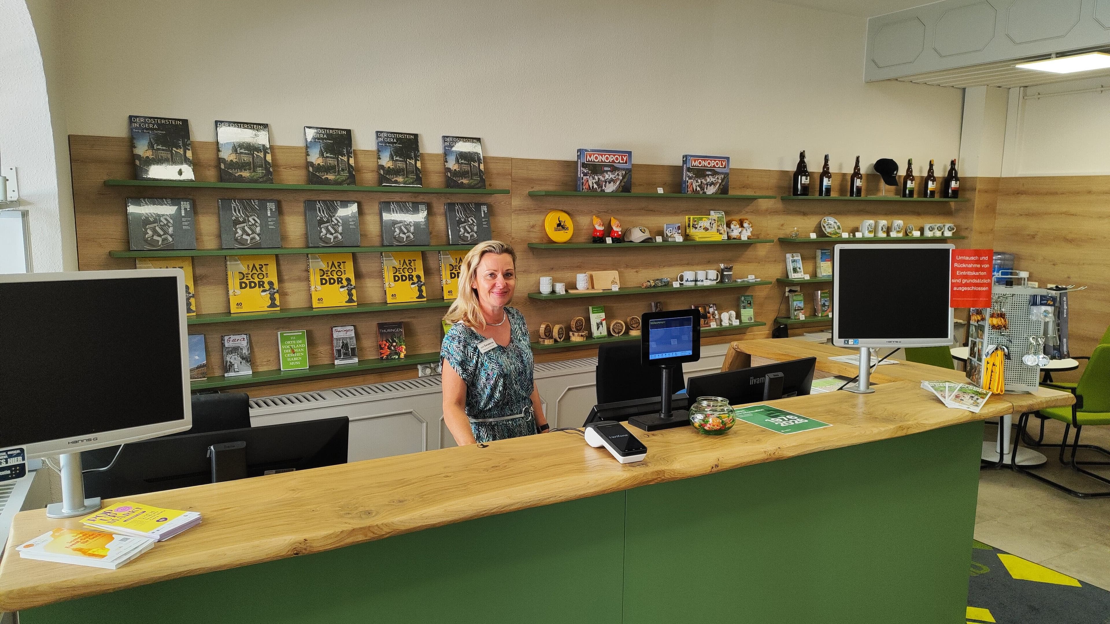 Mitarbeiterin Manuela Rosner steht am Counter in der Gera-Information. © Gera-Information