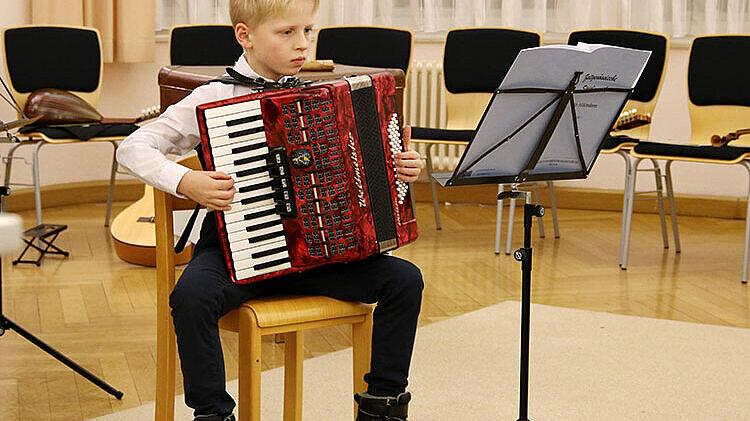 Kleiner Junge spielt Akkordeon. © Stadt Gera / Gwosdz; Sehnert