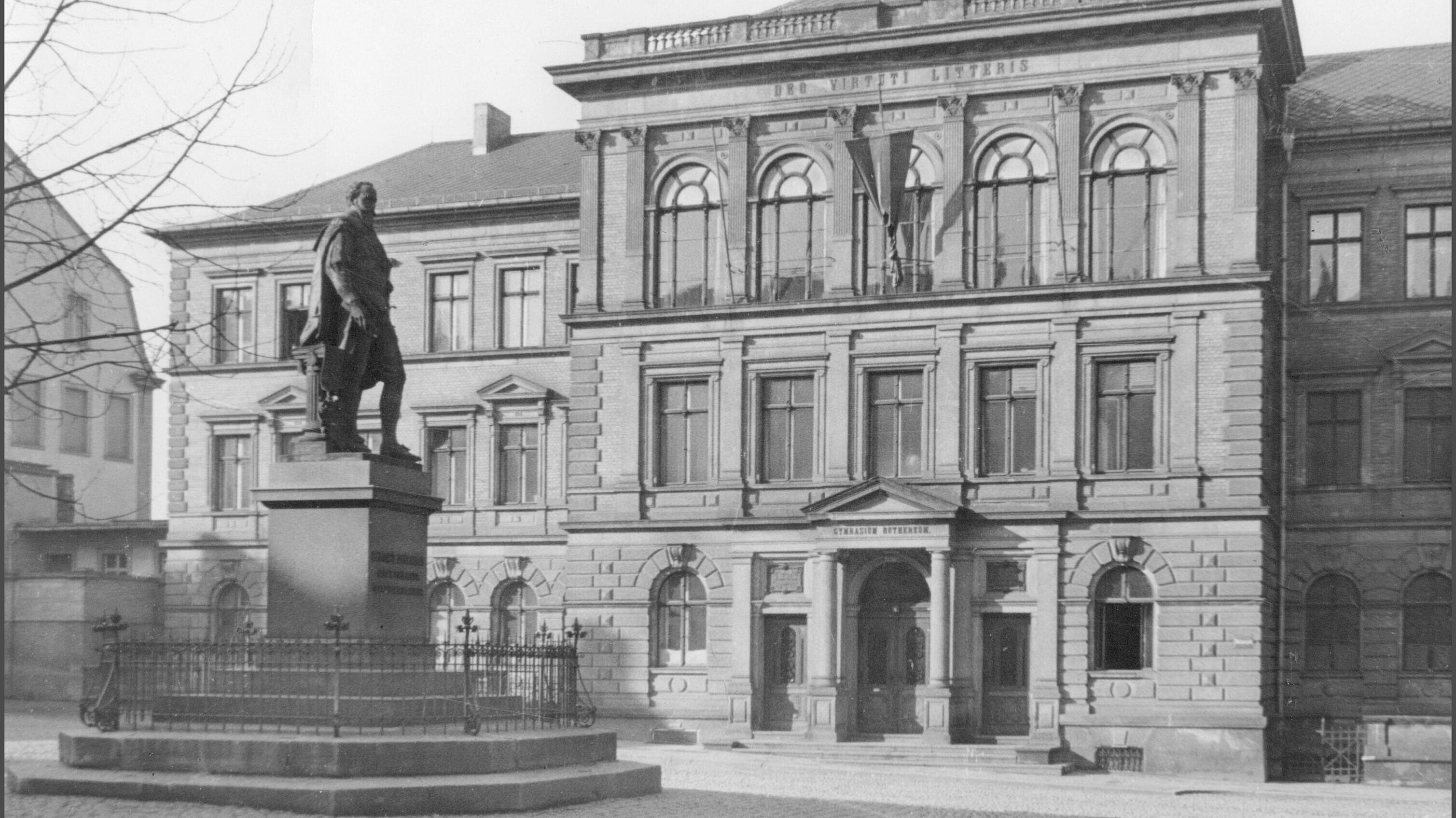 Das Denkmal für Heinrich Posthumus Reuß auf dem Johannisplatz mit dem Rutheneum im Hintergrund. © Stadt Gera / Stadtarchiv