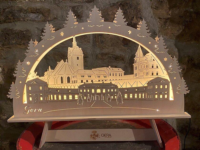 Lichterbogen aus Holz mit Gera-Motiv. © Stadt Gera