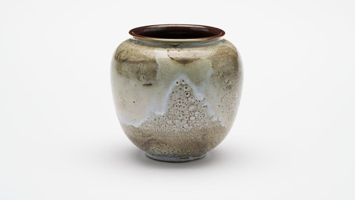 Liebfriede Bernstiel (1915-1998), Keramische Werkstatt Otto Lindig (Dornburg/Saale): Vase, Steinzeug, freigedreht, um 1940, Höhe 14 cm Ø 14 cm, gemarkt (Jakobson Nr. 5) Museum für Angewandte Kunst Gera, Inv. 44.0158, Ankauf 2025. © Marcus Rebhan / Jena