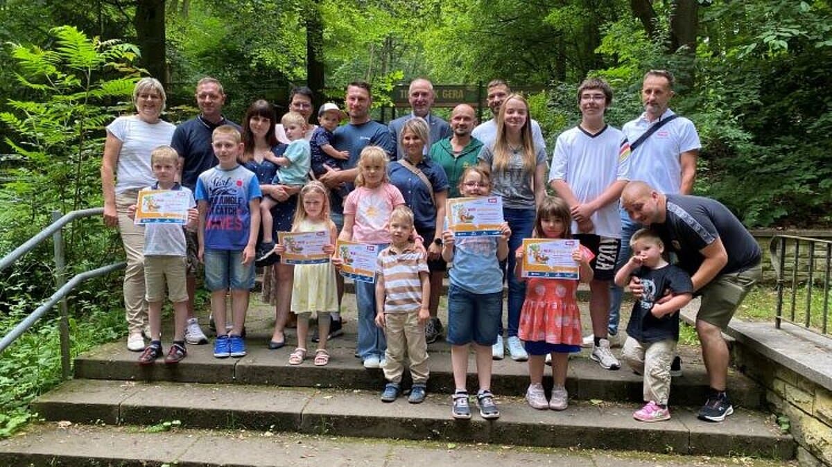 Kinder und Erwachsene stehen vor dem Eingang zum Tierpark im Martinsgrund. © Stadtverwaltung Gera
