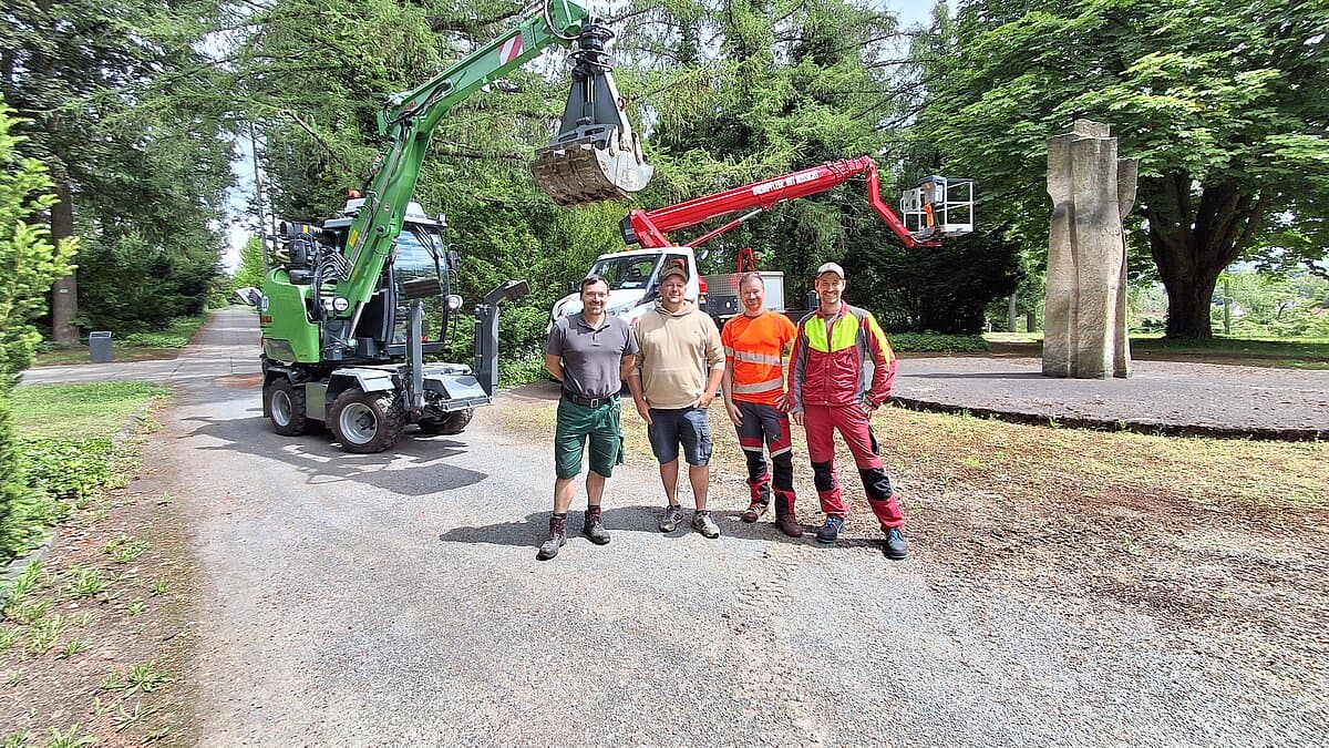 Mitarbeiter des Stadtgrüns vor den neuen Fahrzeugen. © Stadt Gera
