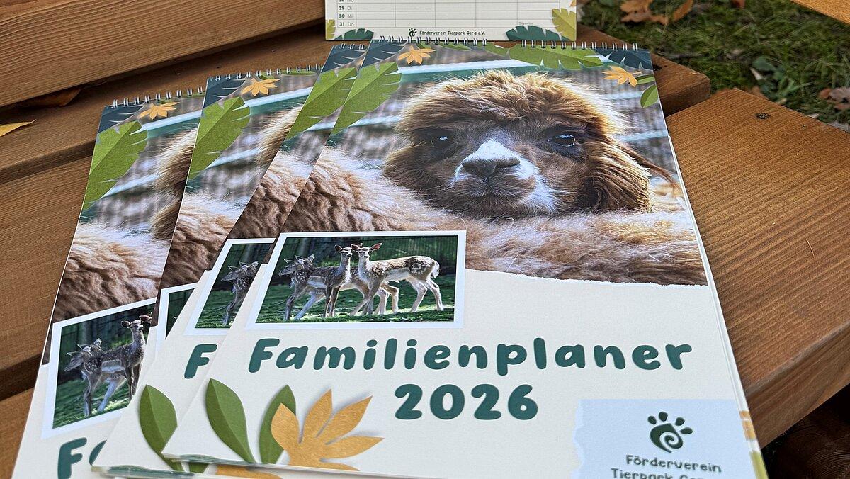 Ein Familienkalender für 2026 auf einer Bank. © Stadt Gera