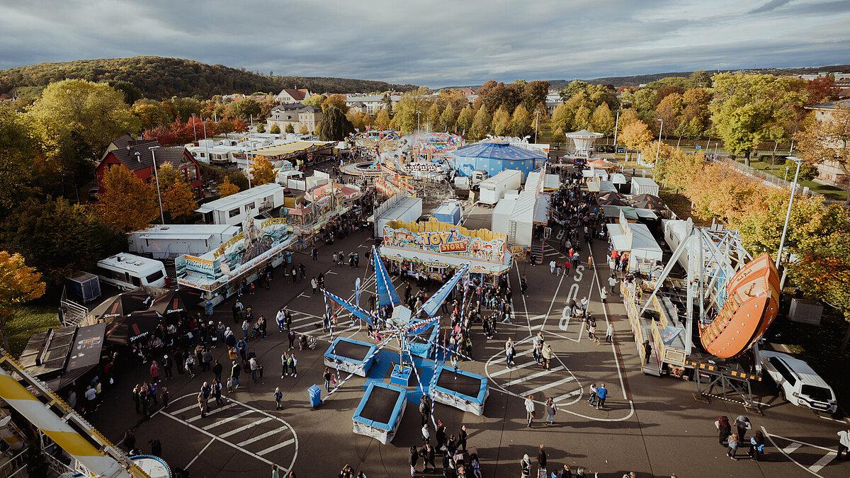 Blick von oben auf das Herbstvolksfest. © Tony Matysik