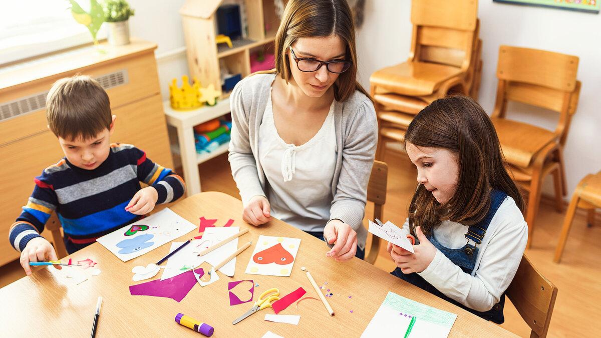 Symbolbild, Frau bastelt mi9t zwei Kindern zusammen. © stock.adobe.com