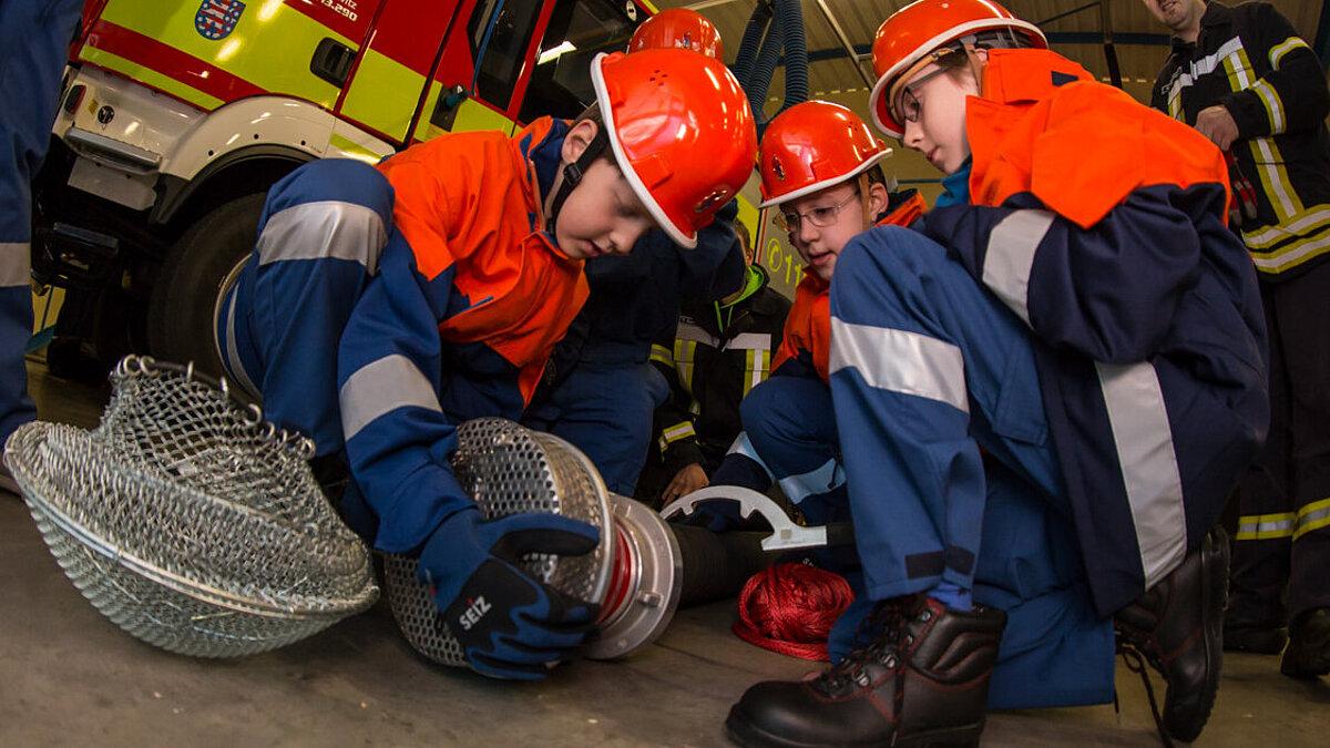 Jugendfeuerwehr probiert die Ausrüstung aus. © Amt für Brand- und Katastrophenschutz
