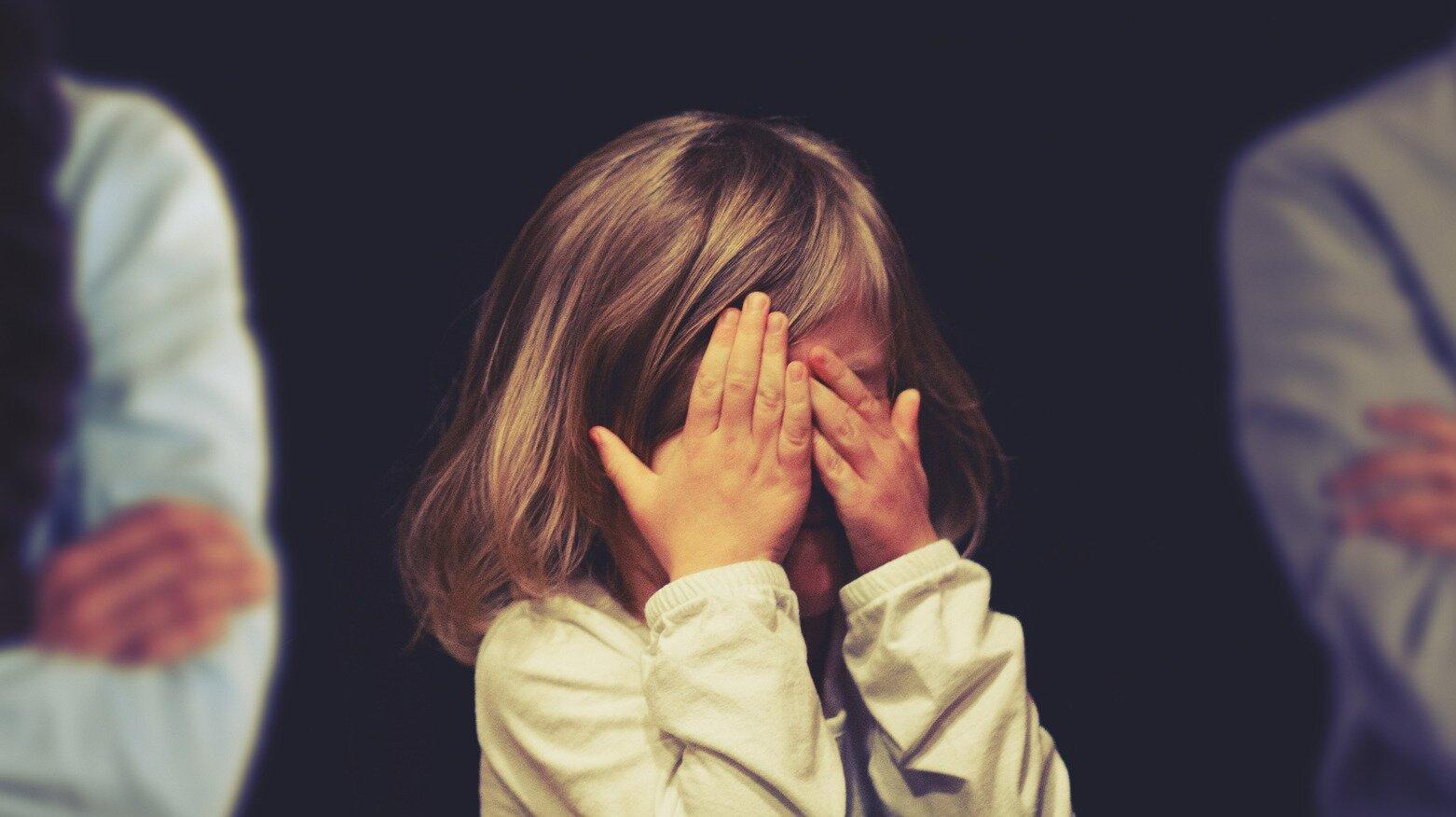 Kind steht zwischen Eltern und hält sich die Augen zu.. © Pixabay