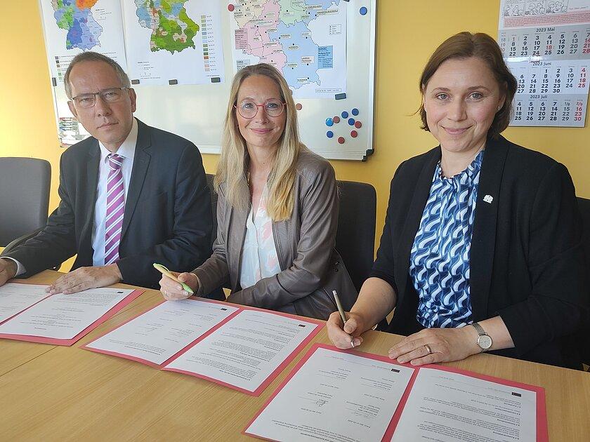 (v. r.) Stefan Scholz, Vorsitzender der Geschäftsführung der Agentur für Arbeit Thüringen Ost, Sandra Wanzar, Dezernentin Jugend und Soziales, und Petra Meyenberg, Direktorin GVHS