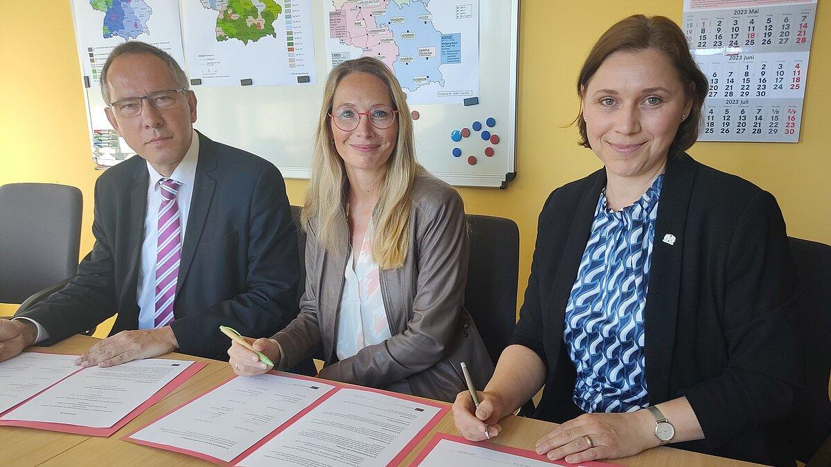 (v. r.) Stefan Scholz, Vorsitzender der Geschäftsführung der Agentur für Arbeit Thüringen Ost, Sandra Wanzar, Dezernentin Jugend und Soziales, und Petra Meyenberg, Direktorin GVHS. © Agentur für Arbeit, Carsten Rebenack