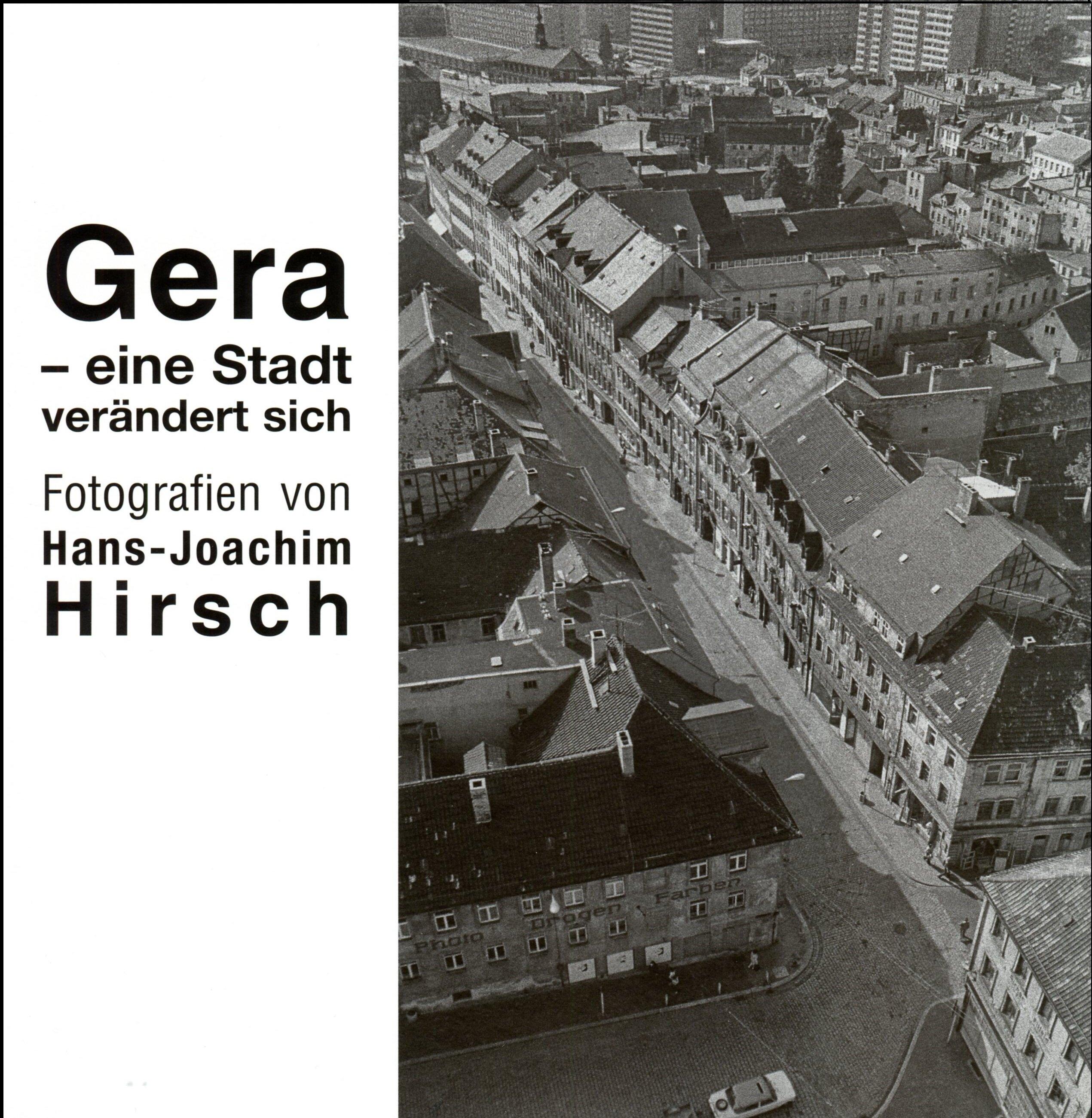 schwarz, weißes Cover des Katalogs 'Gera - eine Stadt verändert sich. Fotografien von Hans-Joachim Hirsch'. Die Abbildung zeigt die Greizer Straße, Ecke Nicolaiberg - aufgenommen vom Turm der Salvatorkirche 