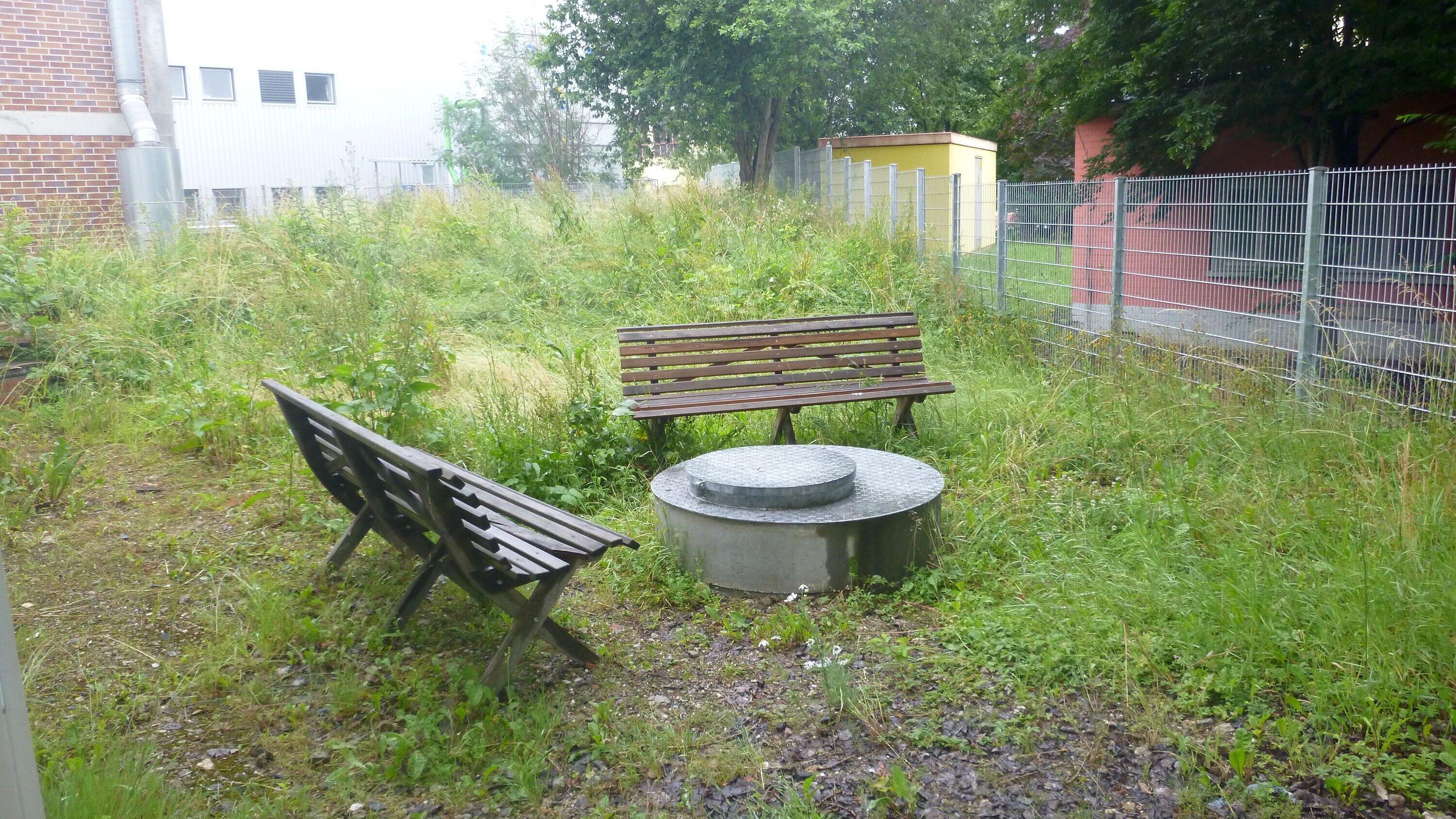 Ein Brauchwasserbrunnen zwischen zwei Bänken. © Stadt Gera