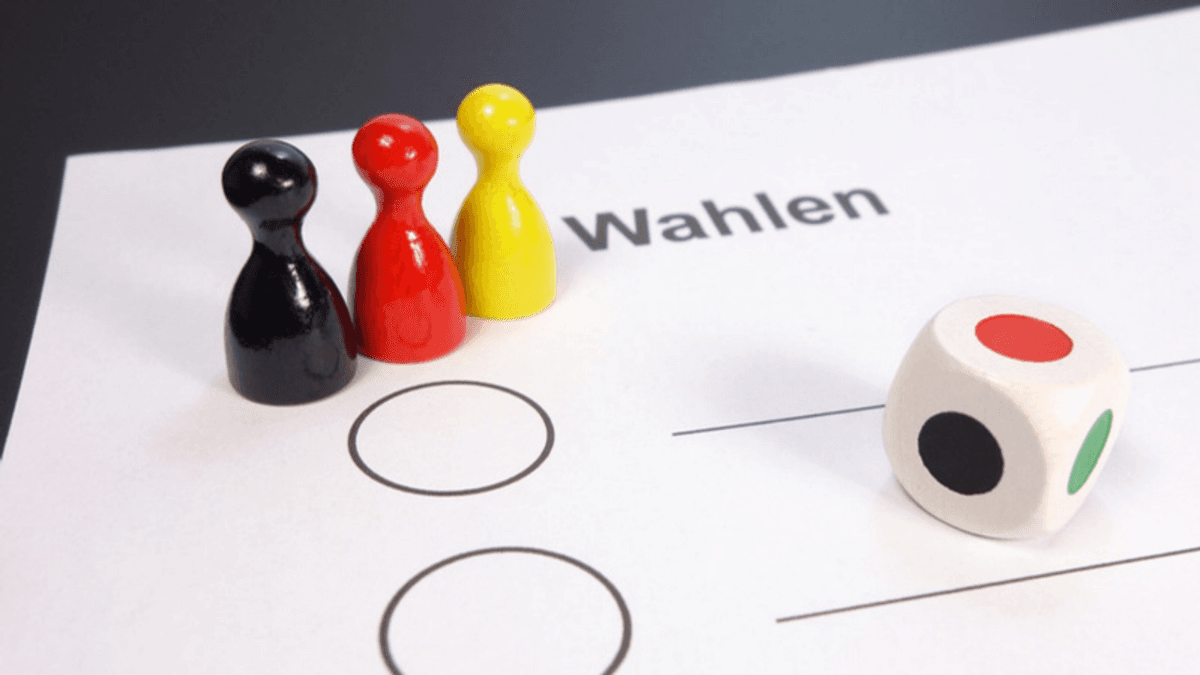 Zettel mit der Überschrift Wahlen, drei (schwarz, rot, gelb) Spielfiguren aneinandergereiht und ein weißer Würfel mit farbigen Kreisen (schwarz, rot, grün). © von blickpixel über Pixabay
