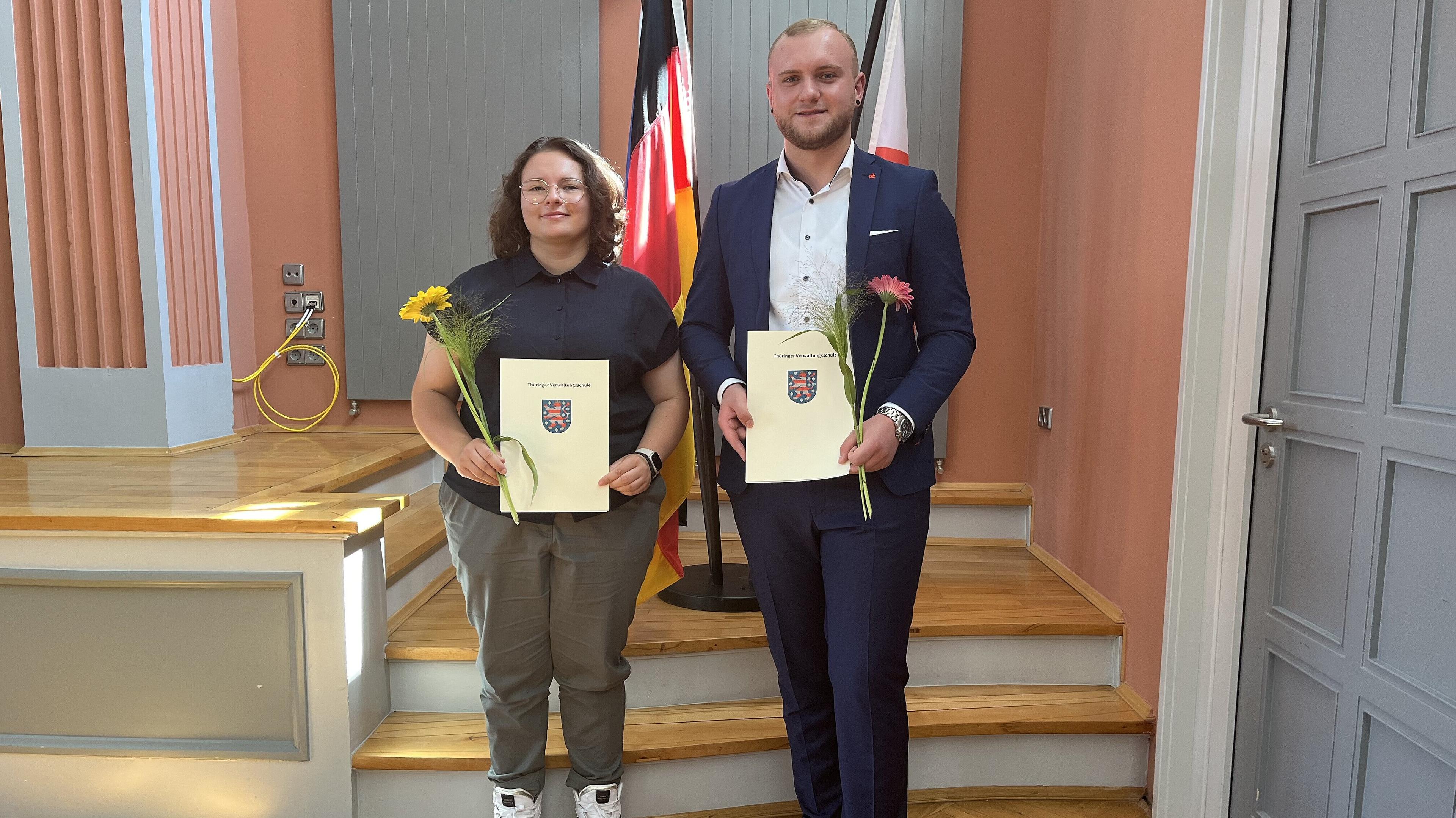 die Zeugnisausgabe mit Jolie Hamidouche und Paul Adeberg. © Stadt Gera