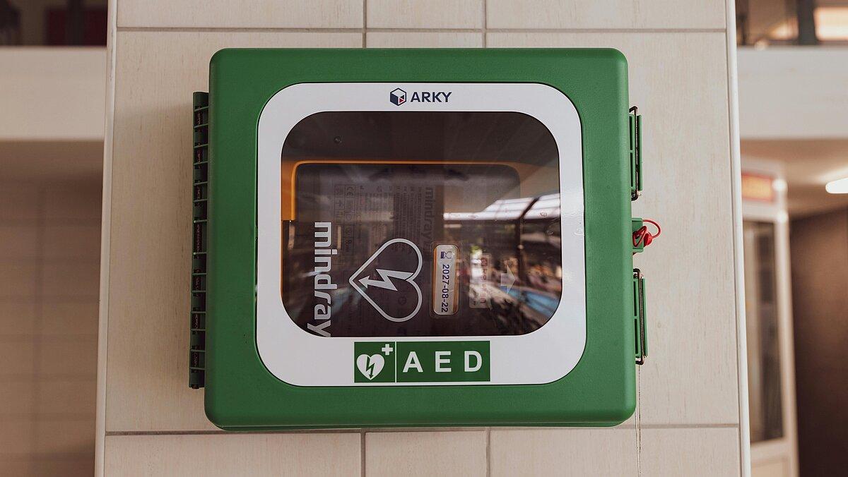 Ein Defibrillator hängt an der Wand. © pexels