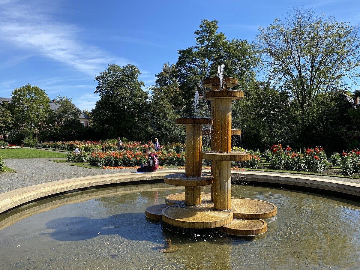 Brunnen im Dahliengarten . © Tony Matysik