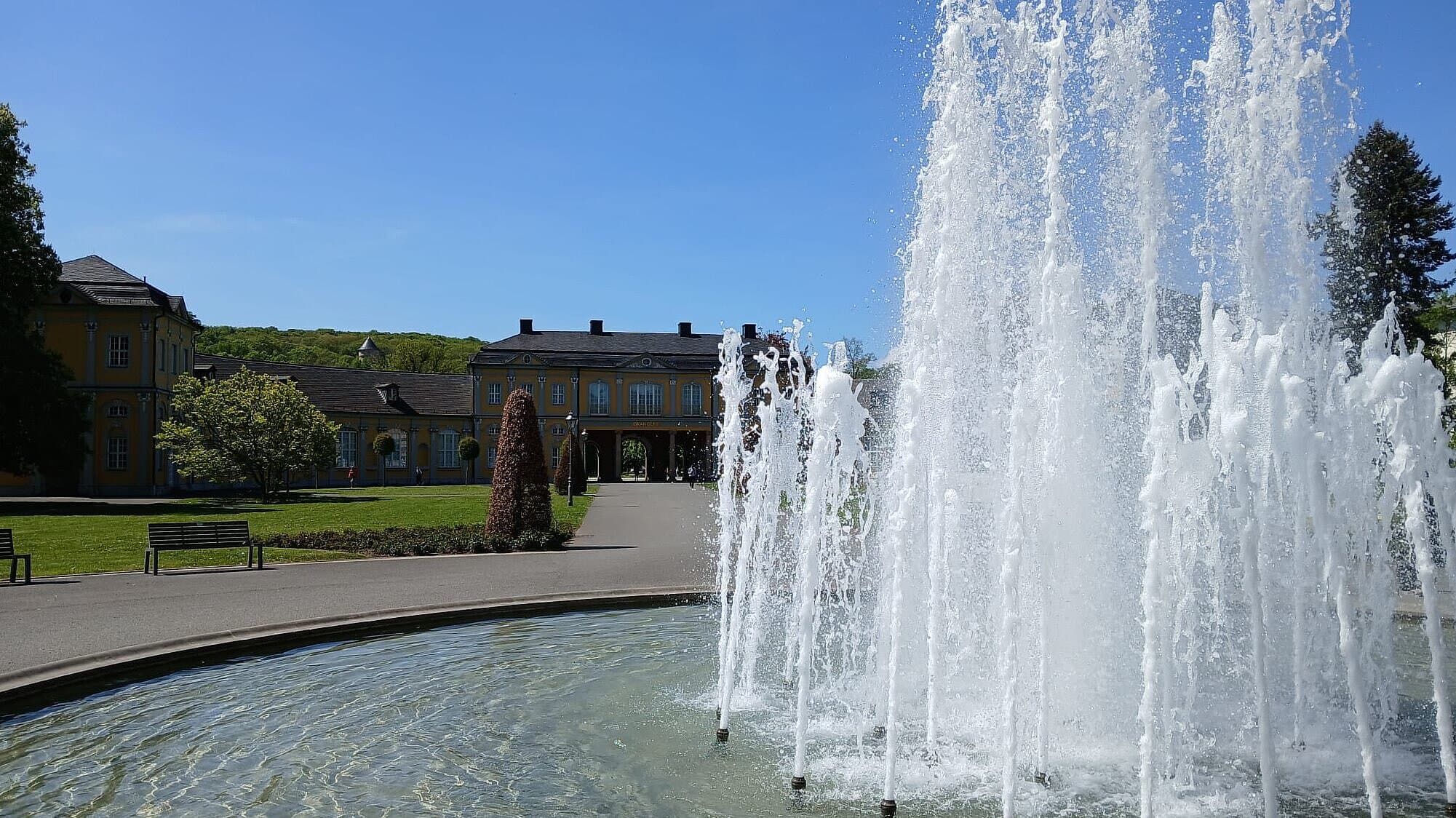 Der Brunnen im Küchengarten im Hintergrund die Orangerie. © Stadt Gera