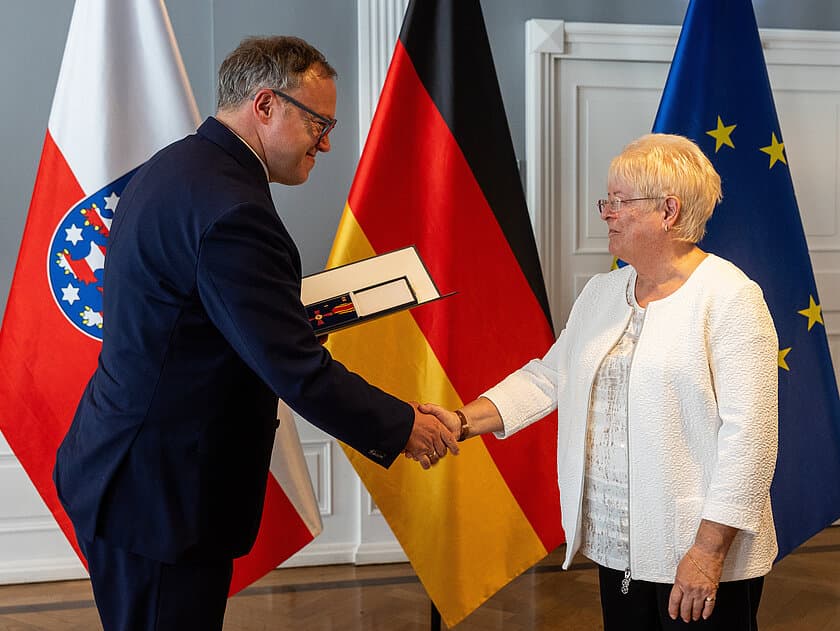 Ministerpräsident Marrio Voigt mit Annerose Knoll. © Thüringer Staatskanzlei, Christian Fischer