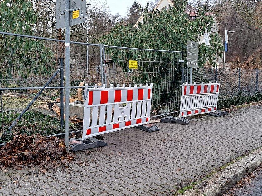 Baustellenschilder und ein Bauzaun.