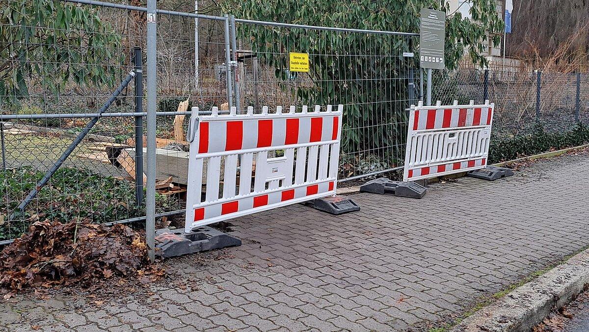 Baustellenschilder und ein Bauzaun.