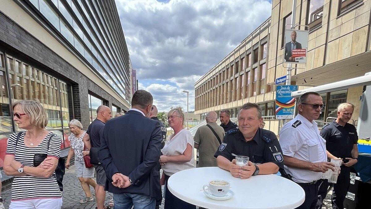 Oberbürgermeister Julian Vonarb im Gespräch mit Bürgern bei Coffee with a Cop. © Stadt Gera