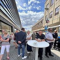 Oberbürgermeister Julian Vonarb im Gespräch mit Bürgern bei Coffee with a Cop. © Stadt Gera