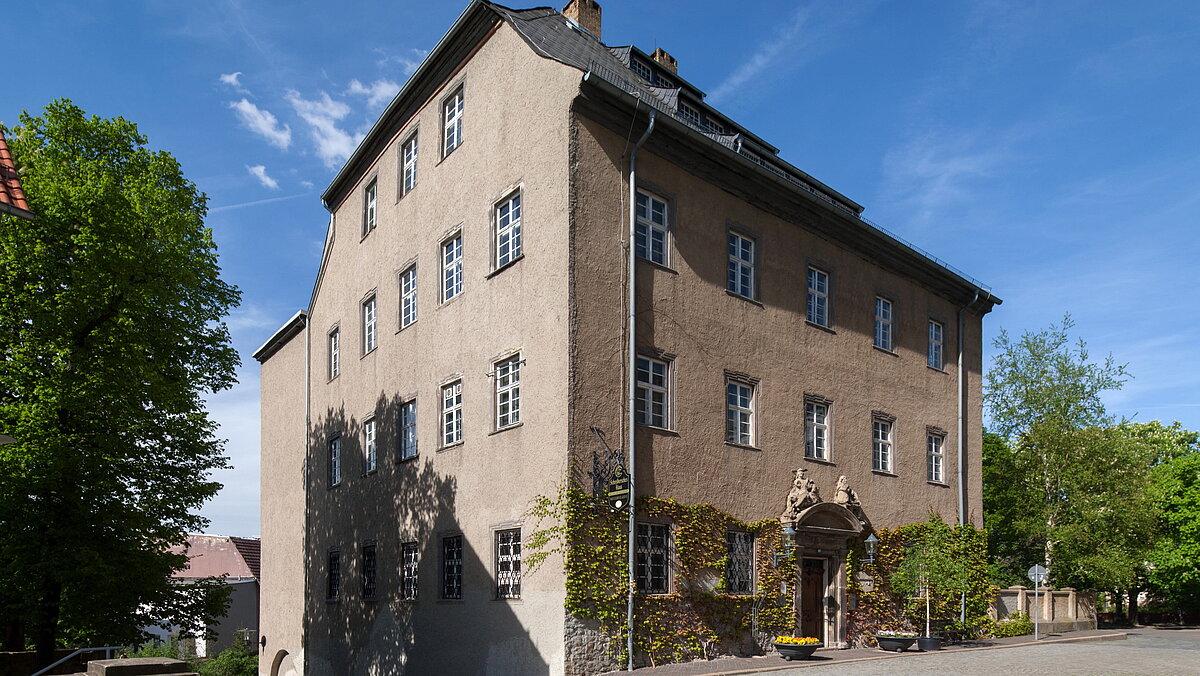 Das Schreibersche Haus, in dem sich das Museum für Naturkunde Gera befindet, von außen mit Haupteingang. © ARTwork-stewe