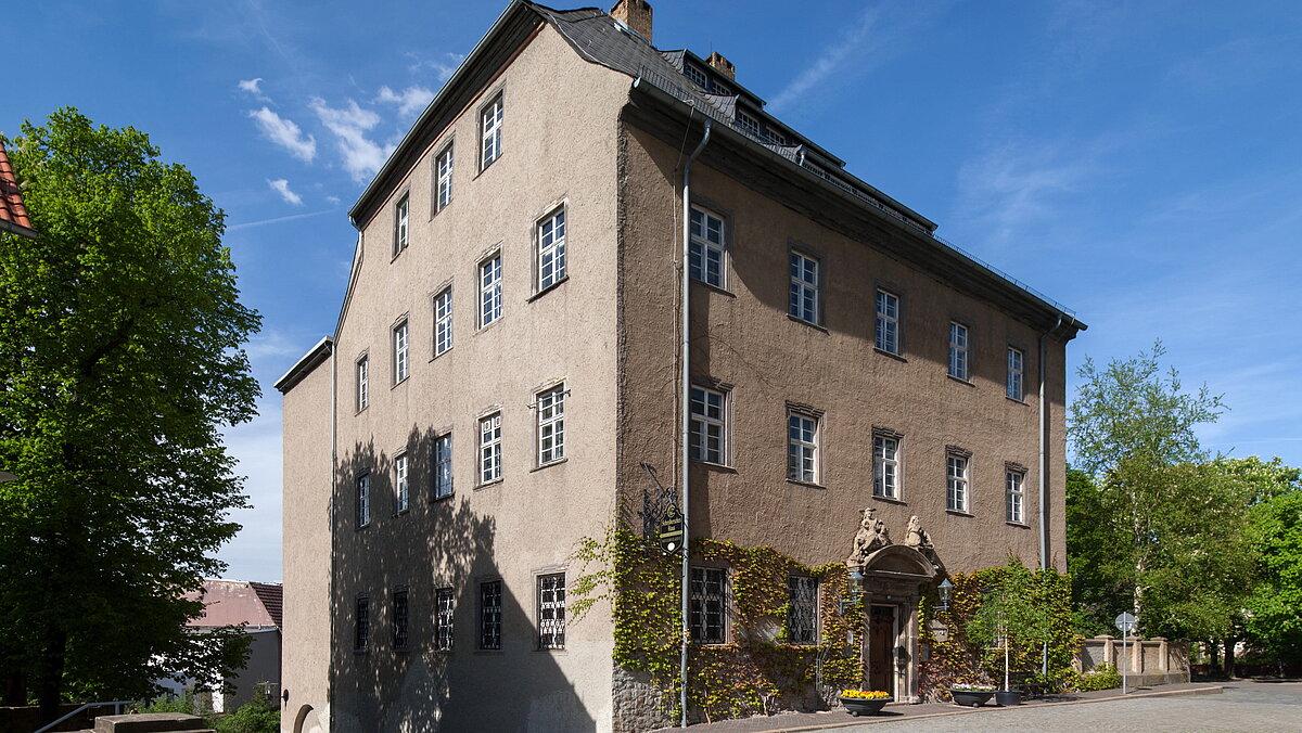 Das Schreibersche Haus, in dem sich das Museum für Naturkunde Gera befindet, von außen mit Haupteingang