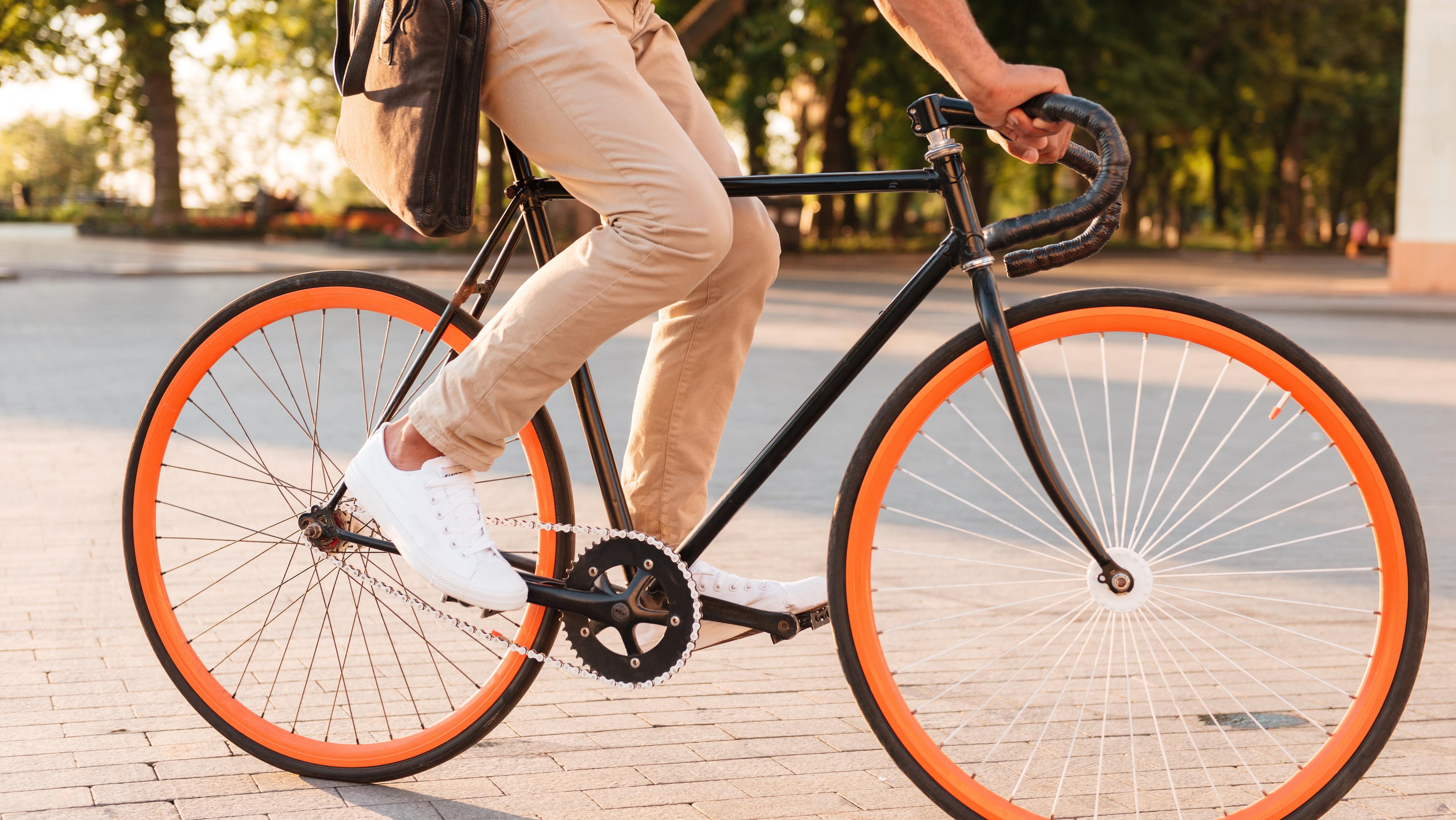 Mann fährt Fahrrad. © Drobot Dean - stock.adobe.com