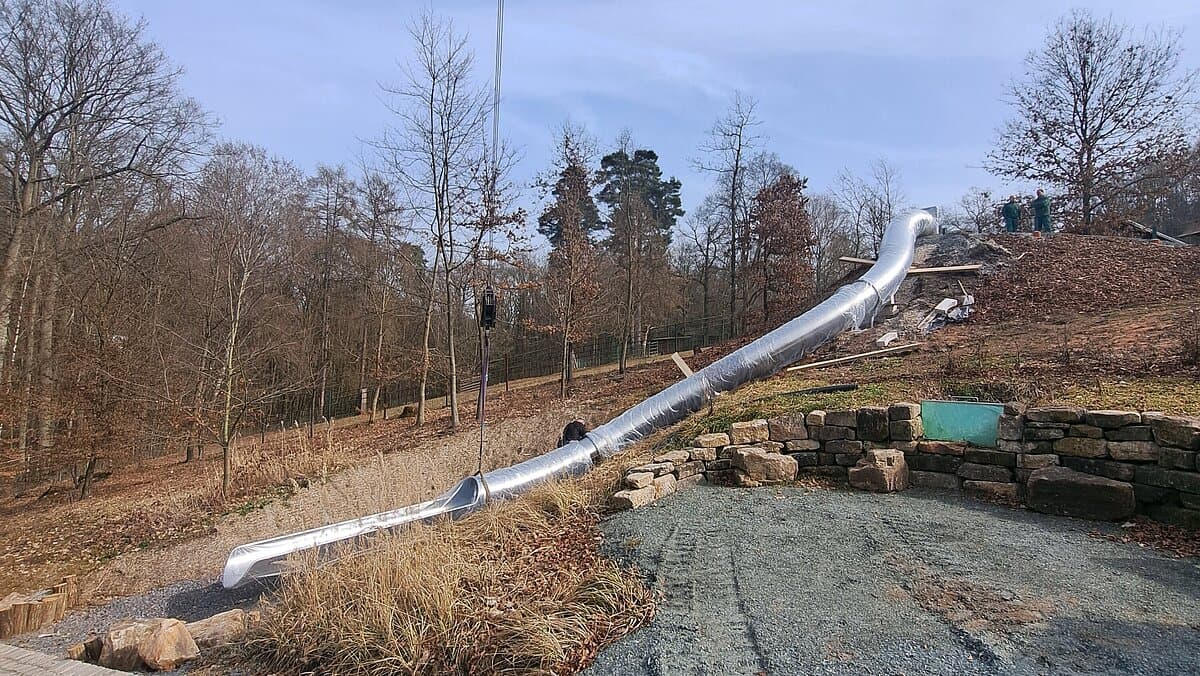Eine 18 Meter lange metallene Röhrenrutsche. © Stadt Gera