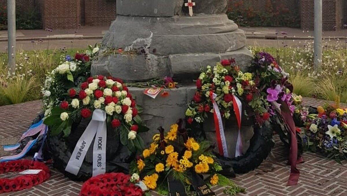 Gedenkmonument mit Ehrenkränzen zum 77. Jahrestag der Schlacht um Arnheim