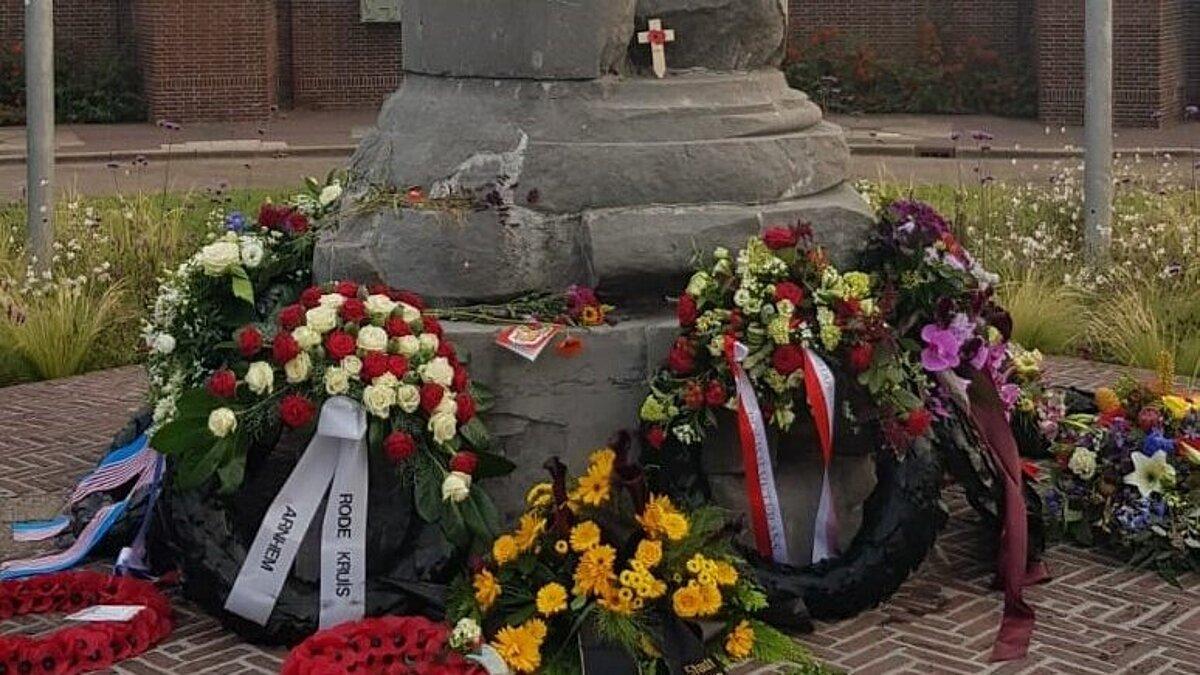 Gedenkmonument mit Ehrenkränzen zum 77. Jahrestag der Schlacht um Arnheim