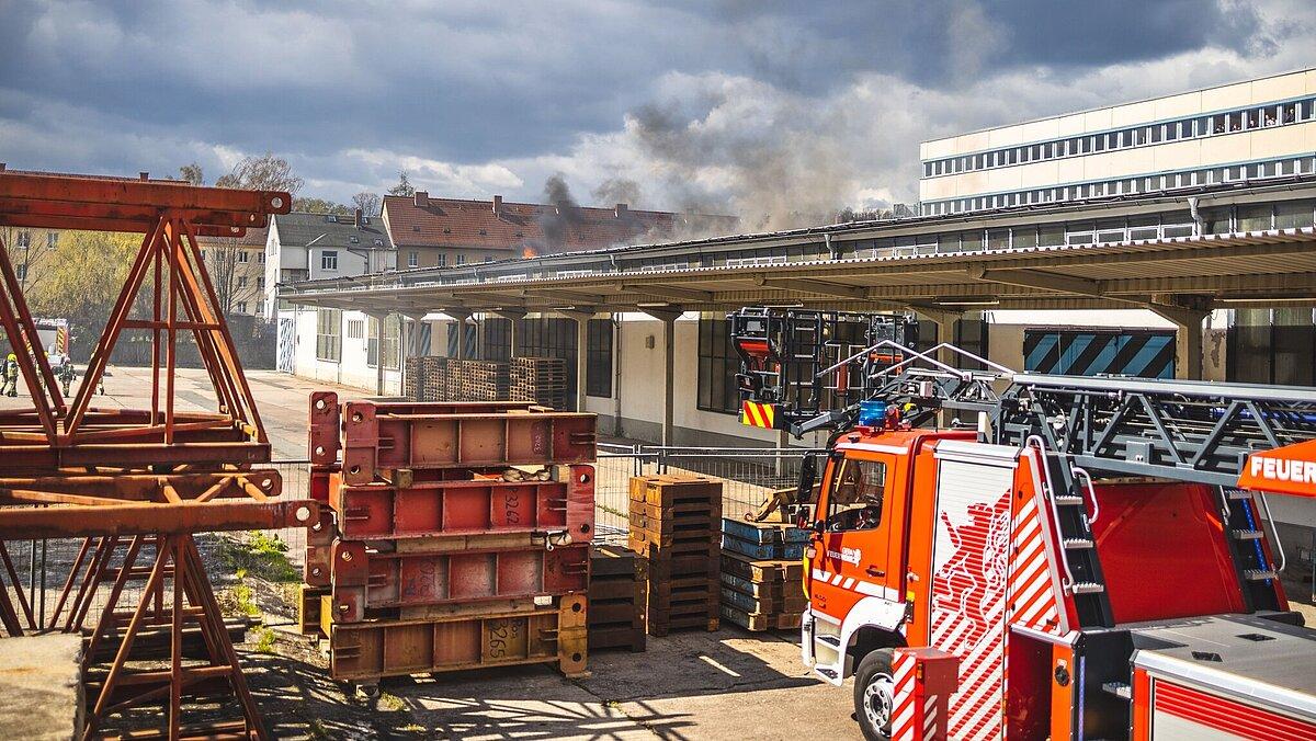 Eine brennende Lagerhalle. © Amt für Brand- und Katastrophenschutz