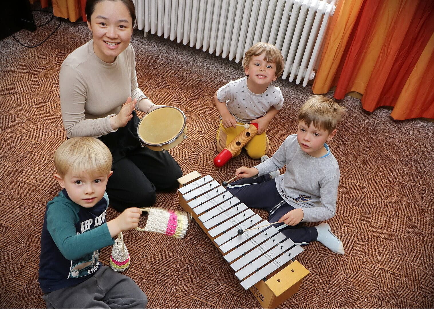 3 Kinder bei der Musikalischen Früherziehung mit Instrumenten. © Stadt Gera / Th. Sehnert
