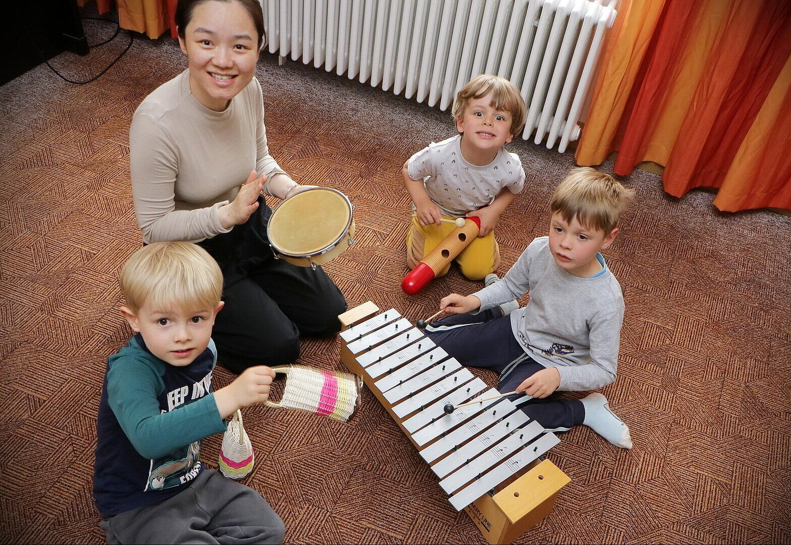 3 Kinder bei der Musikalischen Früherziehung mit Instrumenten. © Stadt Gera / Th. Sehnert