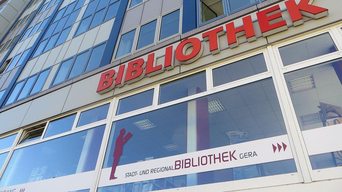 Nahaufnahme des Schriftzuges an der Stadt- und Regionalbibliothek. © Stadt Gera