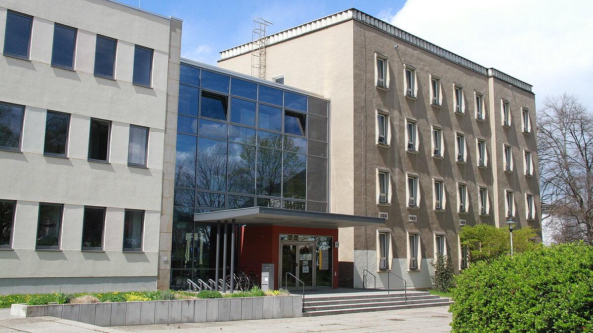 Der Haupteingang des Baudezernats in der Amthorstraße