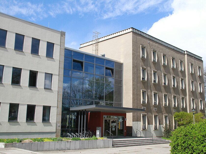 Der Haupteingang des Baudezernats in der Amthorstraße