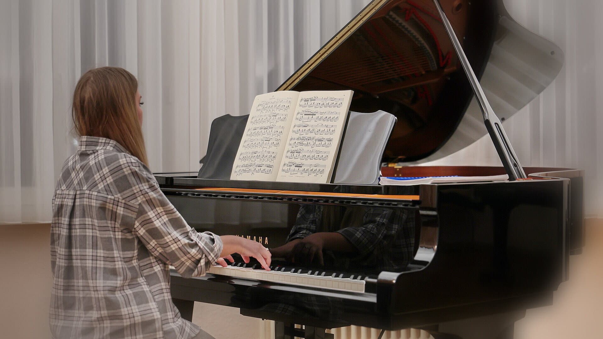 eine Klaviersolistin am Yamaha-Flügel. © Stadt Gera / Th.Sehnert