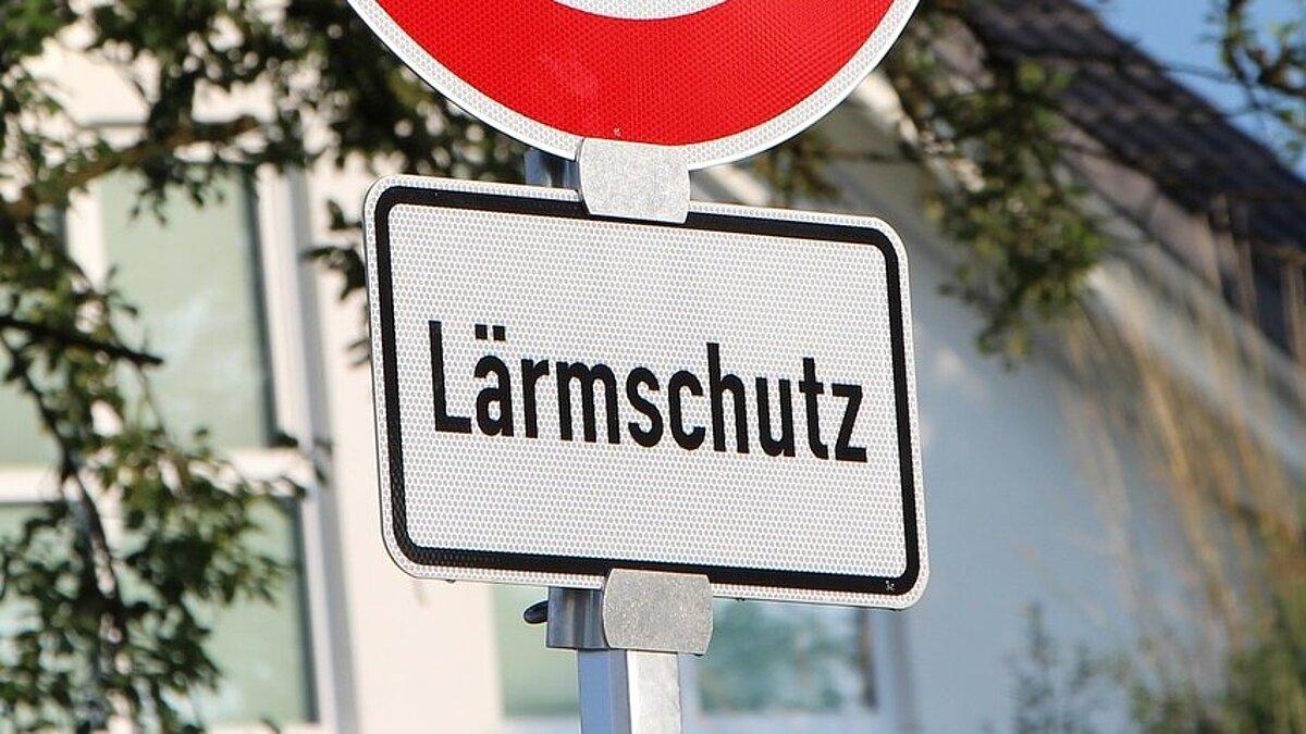 Geschwindigkeitsbegrenzung "30" und Lärmschutzschild. © Pixabay